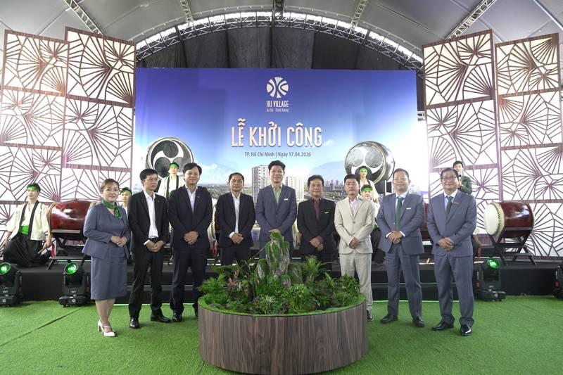 Ảnh lễ khởi công xây dựng trọn gói chuyên nghiệp với các đại biểu đứng chụp hình tại sự kiện chính thức.