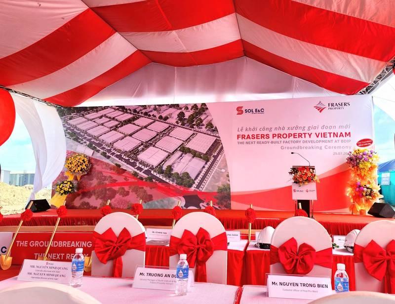 ALT: Không gian lễ khởi công xây dựng trọn gói chuyên nghiệp với trang trí đỏ trắng và bảng giới thiệu dự án Frasers Property Vietnam.