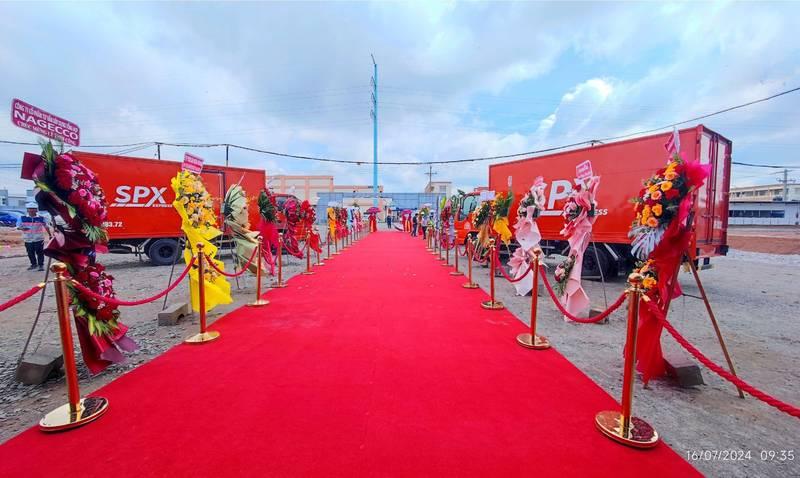 Lễ khởi công xây dựng trọn gói chuyên nghiệp với lối đi thảm đỏ và hoa chúc mừng hai bên.