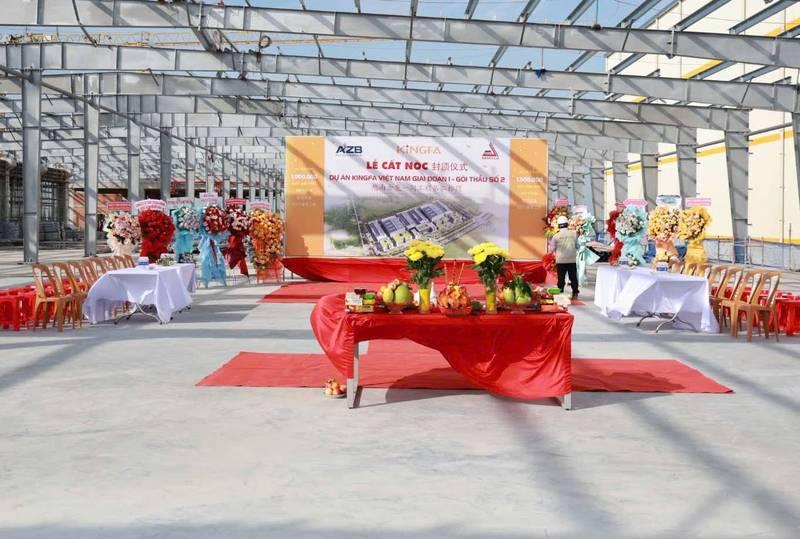 Ảnh lễ khởi công xây dựng trọn gói chuyên nghiệp với không gian trang trí nghi thức cắt nóc và bàn thờ chuẩn bị.