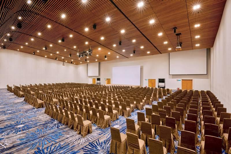 Ảnh phòng hội trường rộng lớn với nhiều hàng ghế chuẩn bị cho tổ chức đại hội cổ đông chuyên nghiệp trọn gói HCM.