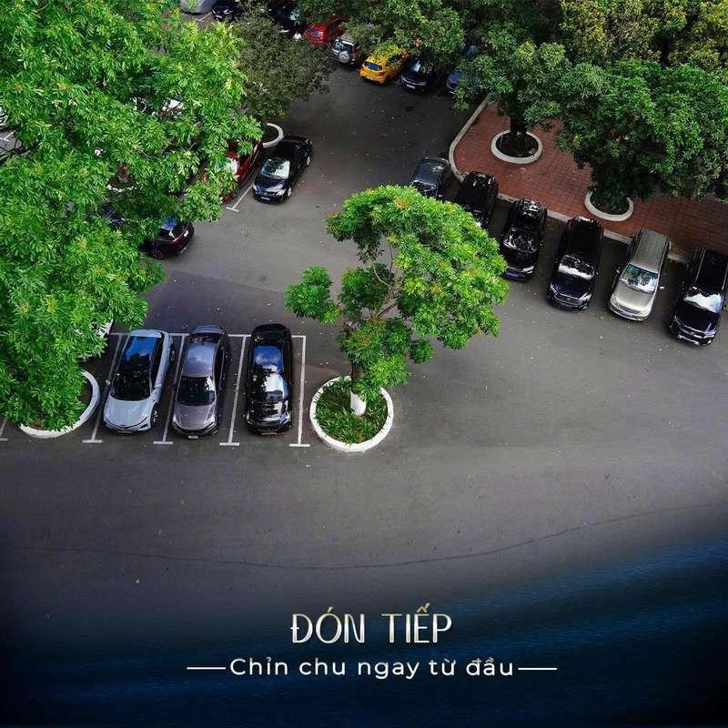 Ảnh chụp bãi đậu xe xanh sạch sẽ thể hiện dịch vụ tổ chức đại hội cổ đông chuyên nghiệp trọn gói HCM.