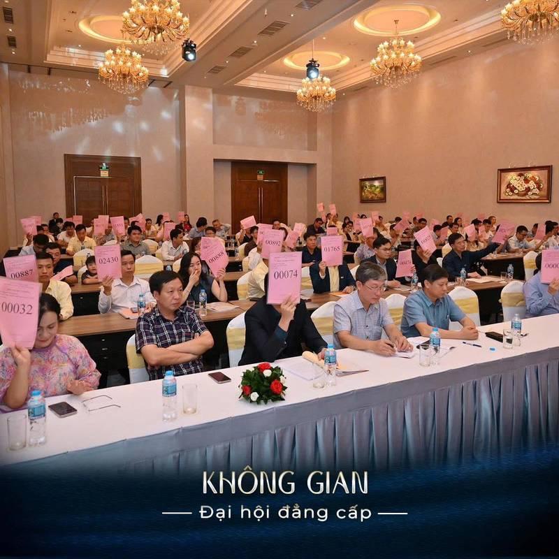 Ảnh tổ chức đại hội cổ đông chuyên nghiệp trọn gói HCM với đông đảo cổ đông tham gia biểu quyết trong phòng họp sang trọng.