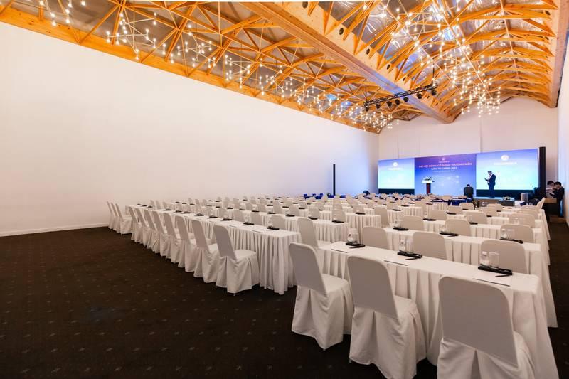 Phòng hội nghị hiện đại chuẩn bị cho tổ chức đại hội cổ đông chuyên nghiệp trọn gói HCM.