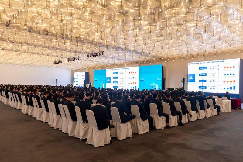 Alt: Tổ chức đại hội cổ đông chuyên nghiệp trọn gói HCM tại hội trường lớn với nhiều cổ đông tham dự.
