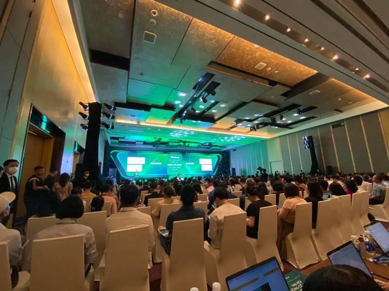 Tổ chức đại hội cổ đông chuyên nghiệp trọn gói HCM với không gian hội trường hiện đại và đông đảo cổ đông tham dự.