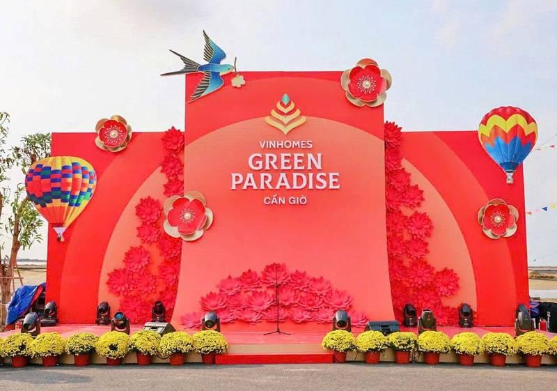 Sân khấu trang trí hoa và bóng bay trong sự kiện ra mắt dự án Vinhomes Green Paradise, dịch vụ tổ chức sự kiện ra mắt dự án bất động sản trọn gói HCM.