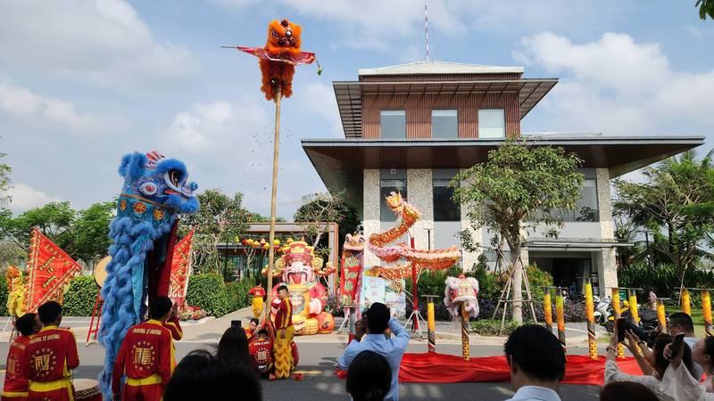 Tổ chức sự kiện ra mắt dự án bất động sản trọn gói tại HCM với màn múa lân sôi động trước tòa nhà hiện đại.
