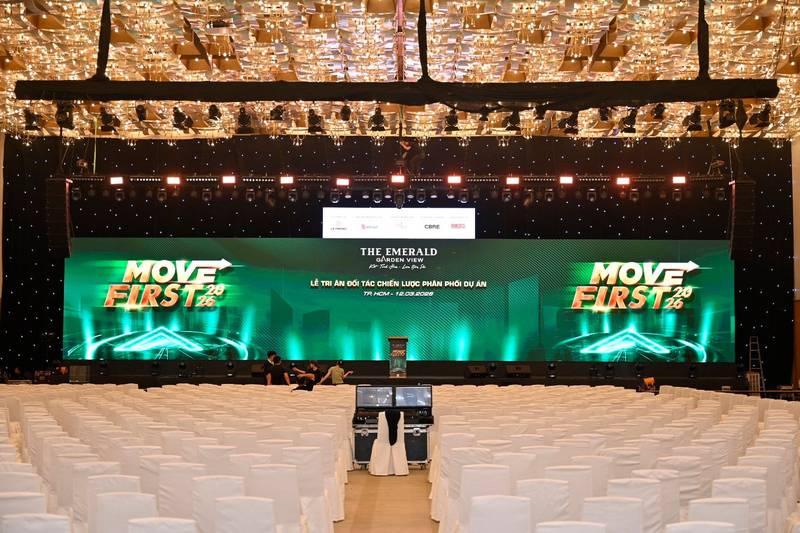 Sân khấu hoành tráng chuẩn bị tổ chức sự kiện ra mắt dự án bất động sản trọn gói HCM.