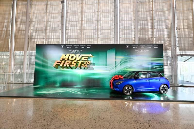 ALT: Sân khấu tổ chức sự kiện ra mắt dự án bất động sản trọn gói HCM với xe ô tô trang trí màu xanh nổi bật.