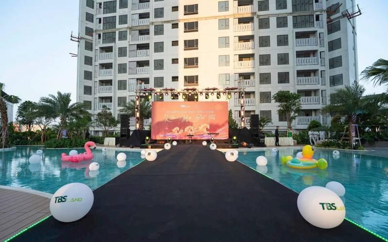 Tổ chức sự kiện ra mắt dự án bất động sản trọn gói HCM với sân khấu ngoài trời cạnh hồ bơi tại chung cư.