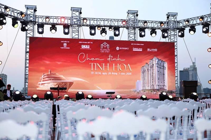 ALT: Không gian tổ chức sự kiện ra mắt dự án bất động sản trọn gói HCM với sân khấu và ghế ngồi chuẩn bị.