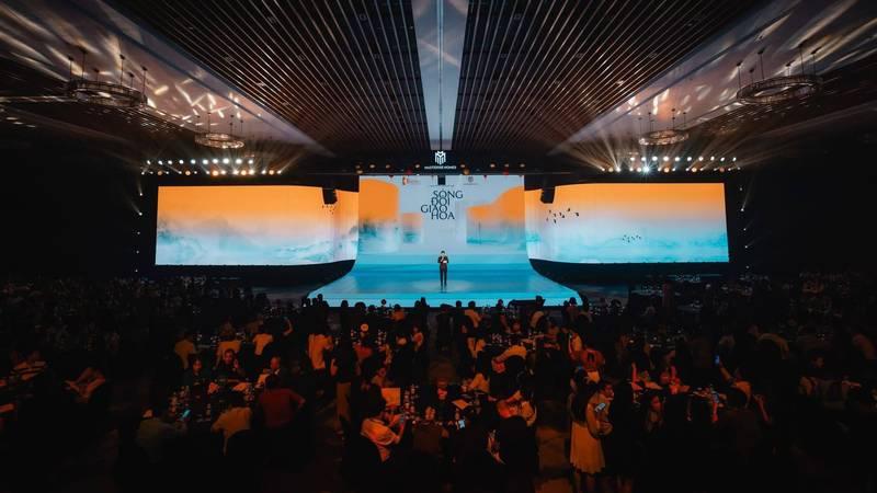 Tổ chức sự kiện ra mắt dự án bất động sản trọn gói HCM với sân khấu hoành tráng và đông đảo khách mời tham dự.