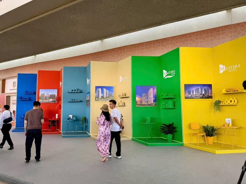 ALT: Tổ chức sự kiện ra mắt dự án bất động sản trọn gói HCM với góc triển lãm đa màu sắc và khách tham quan.