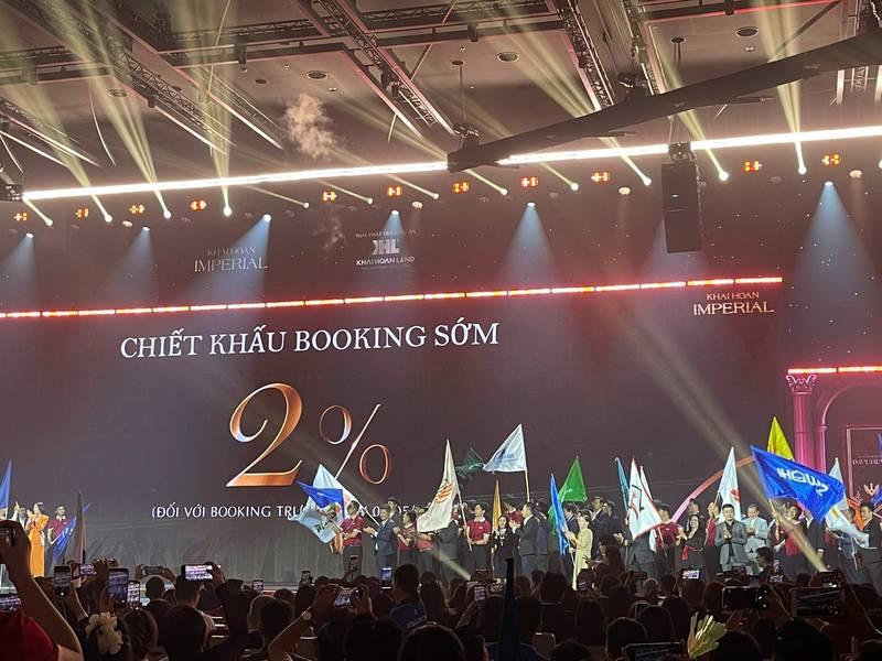 Tổ chức sự kiện ra mắt dự án bất động sản trọn gói HCM với sân khấu rực rỡ và đông đảo khách mời.