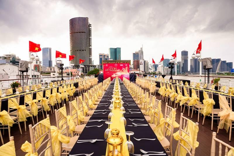 Tổ chức sự kiện ra mắt dự án bất động sản trọn gói HCM với không gian tiệc sang trọng trên du thuyền tại TP. Hồ Chí Minh.