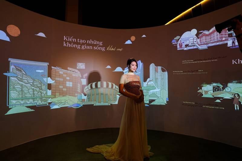 Phụ nữ mặc váy dài đứng trình diễn tại sự kiện tổ chức sự kiện ra mắt dự án bất động sản trọn gói HCM.