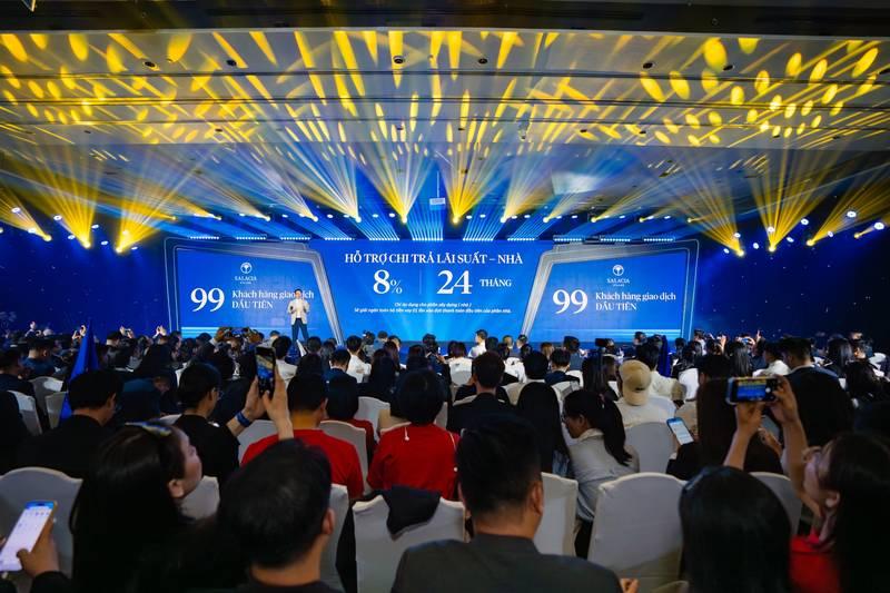 Tổ chức sự kiện ra mắt dự án bất động sản trọn gói HCM với hội trường đông khách và màn hình trình chiếu chuyên nghiệp.