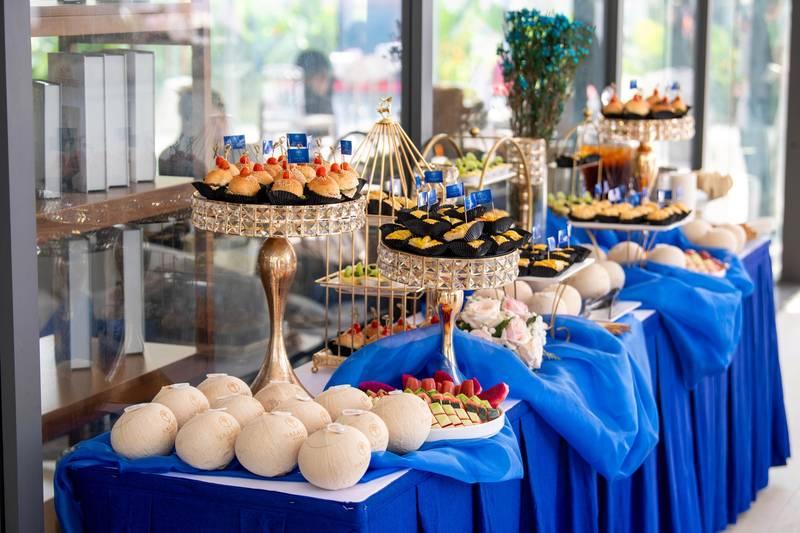 Bàn tiệc sang trọng được trang trí chuẩn bị cho tổ chức sự kiện ra mắt dự án bất động sản bằng dịch vụ tổ chức sự kiện ra mắt dự án trọn gói HCM.