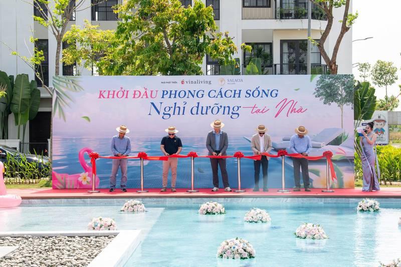 Tổ chức sự kiện ra mắt dự án bất động sản trọn gói HCM với lễ cắt băng khánh thành bên hồ bơi sang trọng.