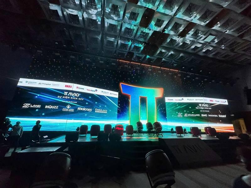 Sân khấu hoành tráng chuẩn bị tổ chức sự kiện ra mắt dự án bất động sản trọn gói tại HCM.