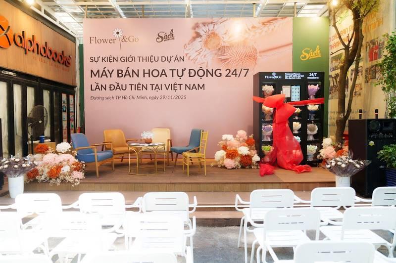 Tổ chức sự kiện ra mắt dự án máy bán hoa tự động 24/7 tại HCM với dịch vụ tổ chức sự kiện ra mắt dự án bất động sản trọn gói.