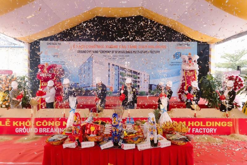 Toàn cảnh lễ khởi cổng với pháo giấy tung bay