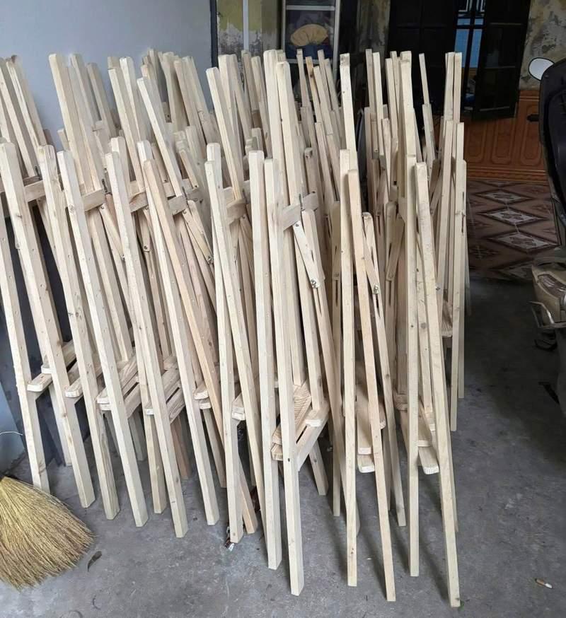 Cho thuê giá đỡ khung tranh sự kiện giá rẻ HCM với nhiều giá đỡ bằng gỗ chất lượng.