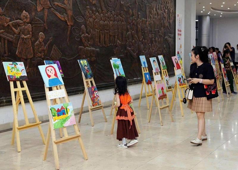 Cho thuê giá đỡ khung tranh sự kiện giá rẻ HCM với nhiều mẫu tranh trưng bày trong triển lãm.