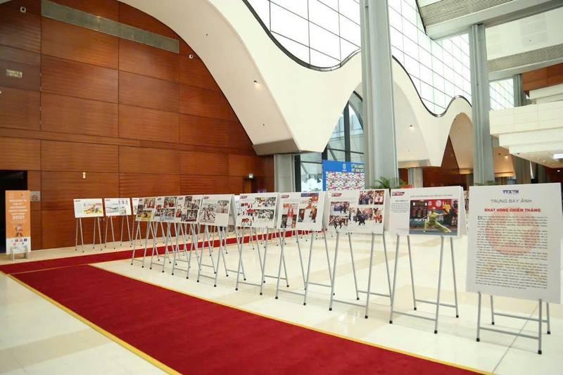 Cho thuê giá đỡ khung tranh sự kiện giá rẻ HCM với nhiều giá đỡ trưng bày ảnh hiện đại.