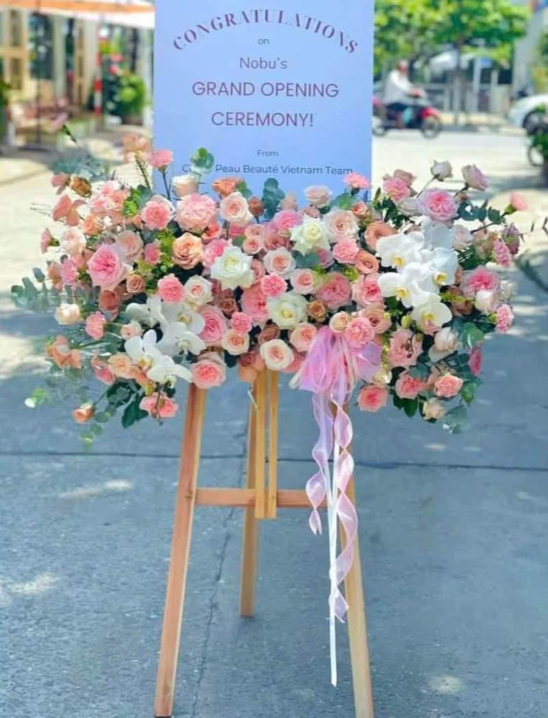 Cho thuê giá đỡ khung tranh sự kiện giá rẻ HCM với hoa tươi trang trí sang trọng.