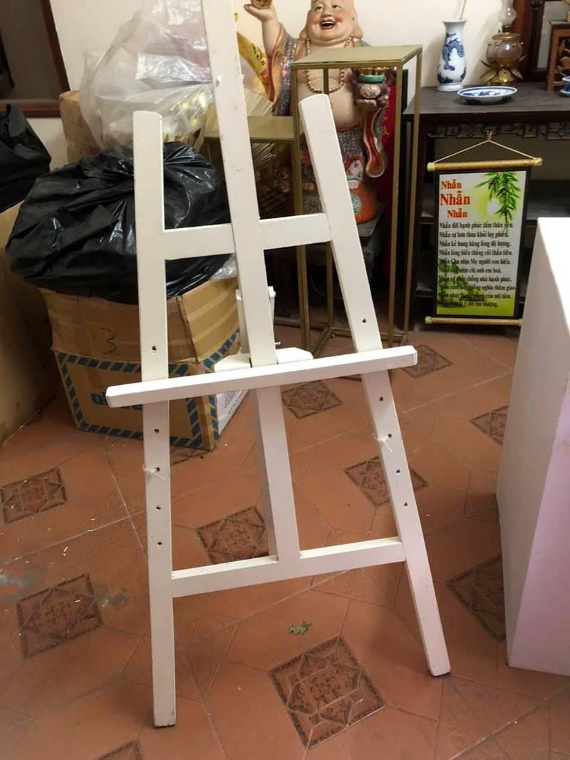Cho thuê giá đỡ khung tranh sự kiện giá rẻ HCM với khung gỗ trắng chắc chắn.