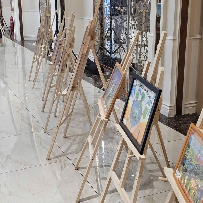 Cho thuê giá đỡ khung tranh sự kiện giá rẻ HCM với kiểu dáng gỗ chắc chắn và tiện lợi.