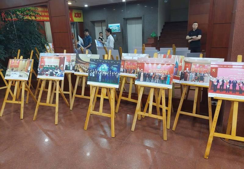 Cho thuê giá đỡ khung tranh sự kiện giá rẻ HCM với nhiều mẫu khung tranh trưng bày chuyên nghiệp.