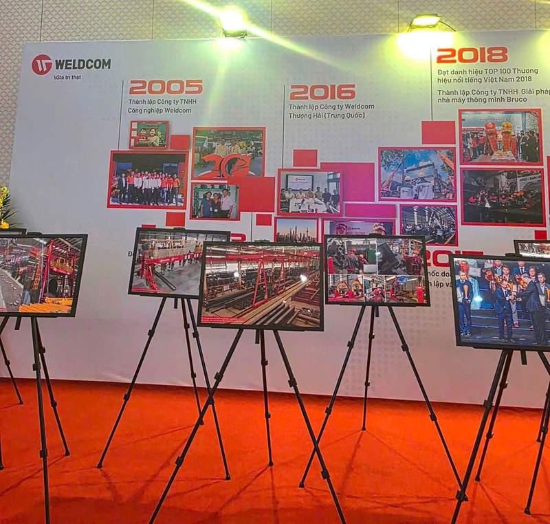 Cho thuê giá đỡ khung tranh sự kiện giá rẻ HCM với nhiều mẫu giá đỡ chắc chắn trưng bày tranh ảnh chuyên nghiệp.