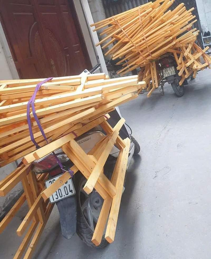 Cho thuê giá đỡ khung tranh sự kiện giá rẻ HCM với nhiều mẫu gỗ chất lượng trên xe máy.