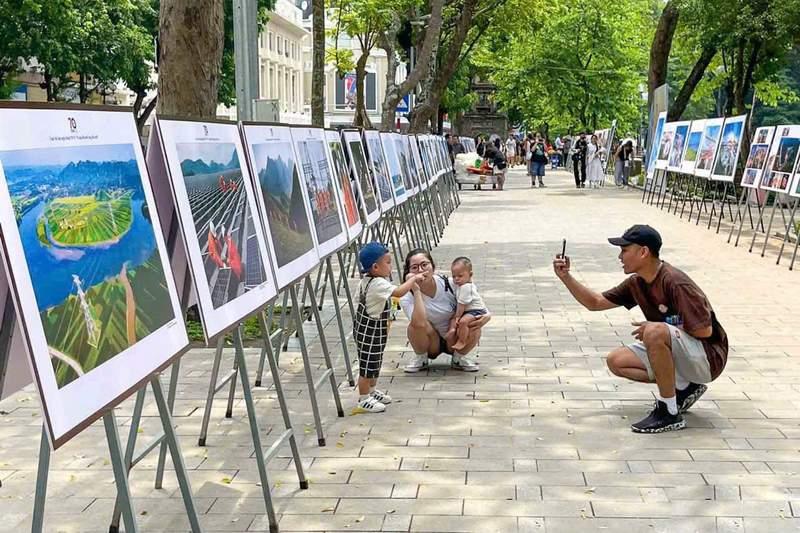 Cho thuê giá đỡ khung tranh sự kiện giá rẻ HCM trưng bày ảnh ngoài trời tại công viên.