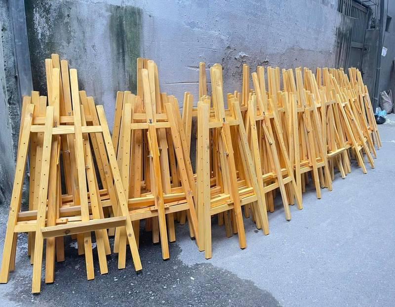 Cho thuê giá đỡ khung tranh sự kiện giá rẻ HCM với nhiều khung gỗ chắc chắn.