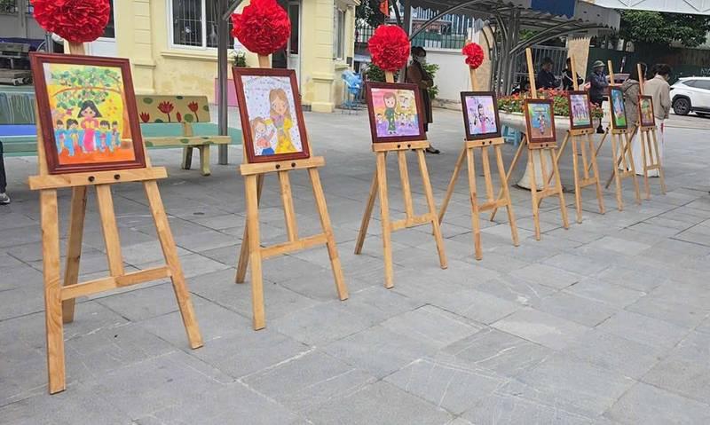 Cho thuê giá đỡ khung tranh sự kiện giá rẻ HCM, trưng bày tranh nghệ thuật ngoài trời.