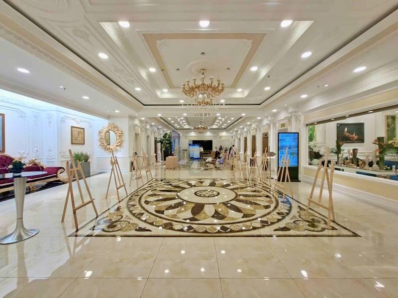Cho thuê giá đỡ khung tranh sự kiện giá rẻ HCM trong không gian sang trọng.