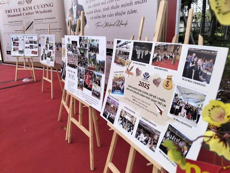 Ảnh chụp cho thuê giá đỡ khung tranh sự kiện giá rẻ HCM sử dụng trong buổi triển lãm ngoài trời.