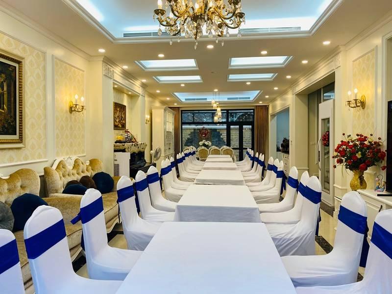 Cho thuê khăn trải bàn sự kiện sang trọng kèm bọc ghế sự kiện giá rẻ, tạo khung cảnh ấm cúng.