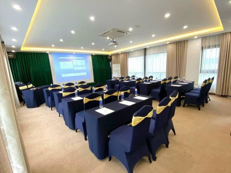 Cho thuê khăn trải bàn sự kiện kết hợp bọc ghế sự kiện giá rẻ trong phòng hội nghị hiện đại.