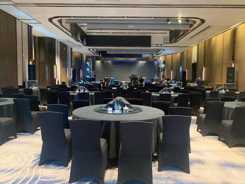 Bàn tiệc và ghế sự kiện được trang trí với dịch vụ cho thuê khăn trải bàn sự kiện và bọc ghế sự kiện giá rẻ.