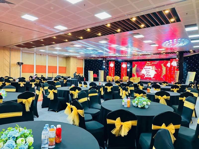 Cho thuê khăn trải bàn sự kiện cùng dịch vụ bọc ghế sự kiện giá rẻ trang trí hội trường sang trọng.