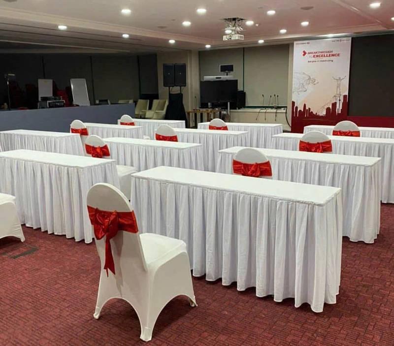 Cho thuê khăn trải bàn sự kiện và bọc ghế sự kiện giá rẻ với khăn trắng và nơ đỏ tinh tế.