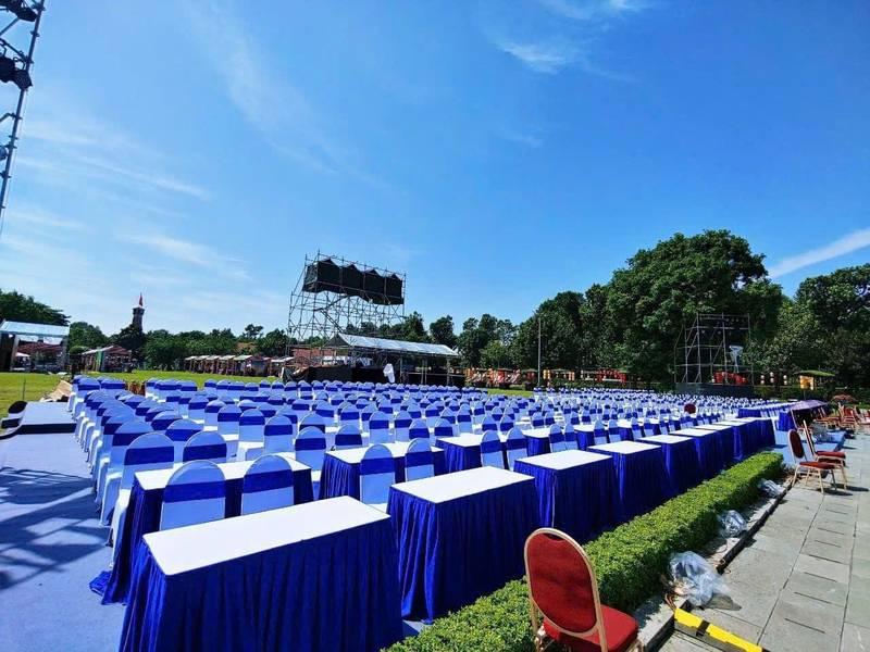 Cho thuê khăn trải bàn sự kiện cùng bọc ghế sự kiện giá rẻ trong không gian ngoài trời rộng lớn.