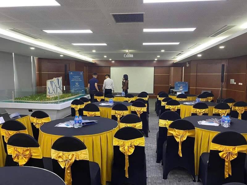 Cho thuê khăn trải bàn sự kiện cùng bọc ghế sự kiện giá rẻ với tông màu đen vàng sang trọng.