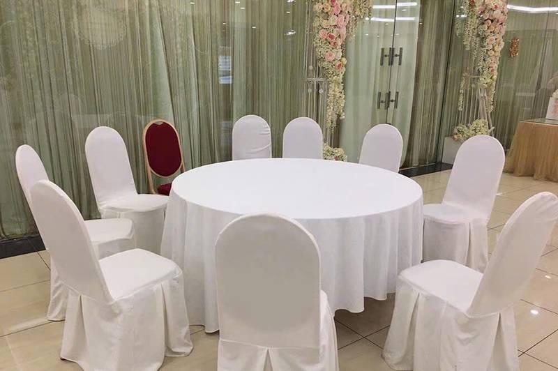 Cho thuê khăn trải bàn sự kiện trắng kết hợp bọc ghế sự kiện giá rẻ, tạo không gian sang trọng.