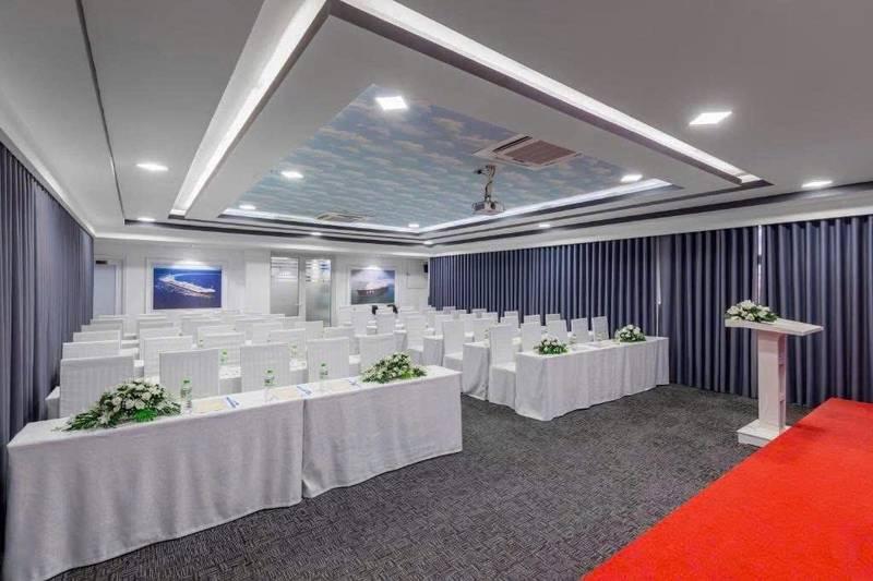 Cho thuê khăn trải bàn sự kiện và bọc ghế sự kiện giá rẻ trong phòng hội nghị sang trọng.